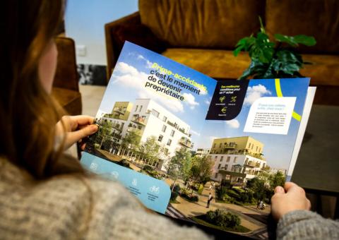 Femme qui lit une brochure SEEMO